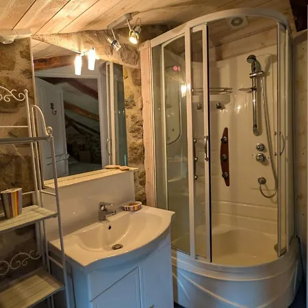 La Petite Maison En Pierres Holiday home *